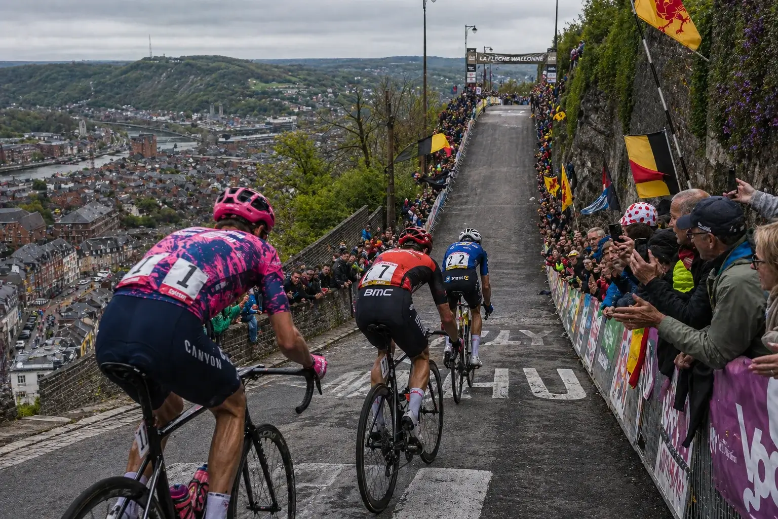 Cyclistes grimpant le Mur de Huy lors de la Flèche Wallonne pour les paris cyclisme