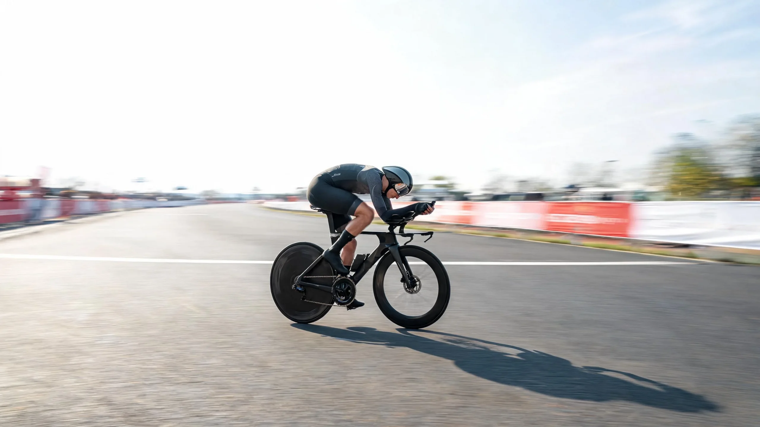 Coureur cycliste en position aérodynamique lors d'un contre-la-montre individuel