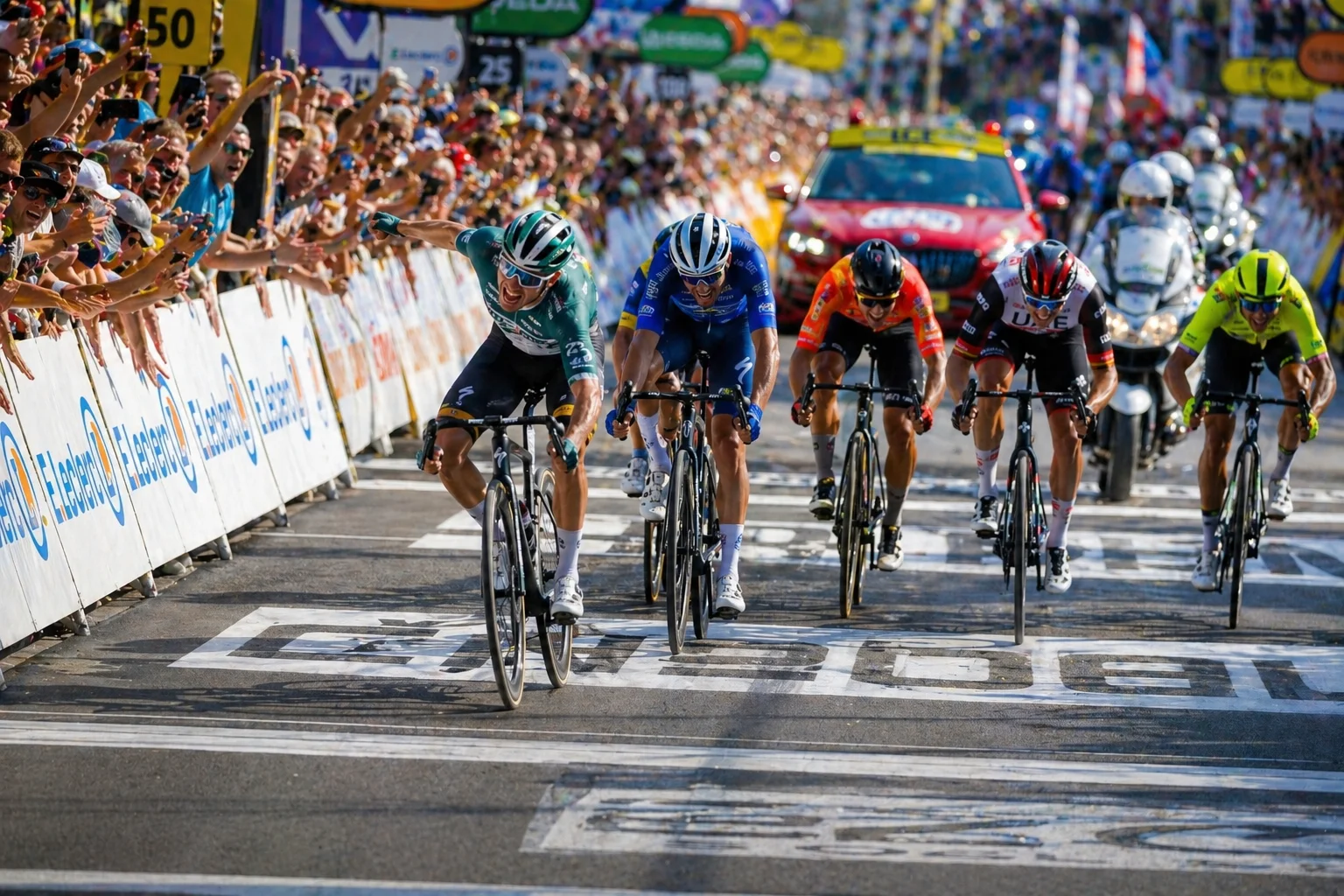 Sprinteurs cyclistes lancés à pleine vitesse dans le final d'une étape de plaine
